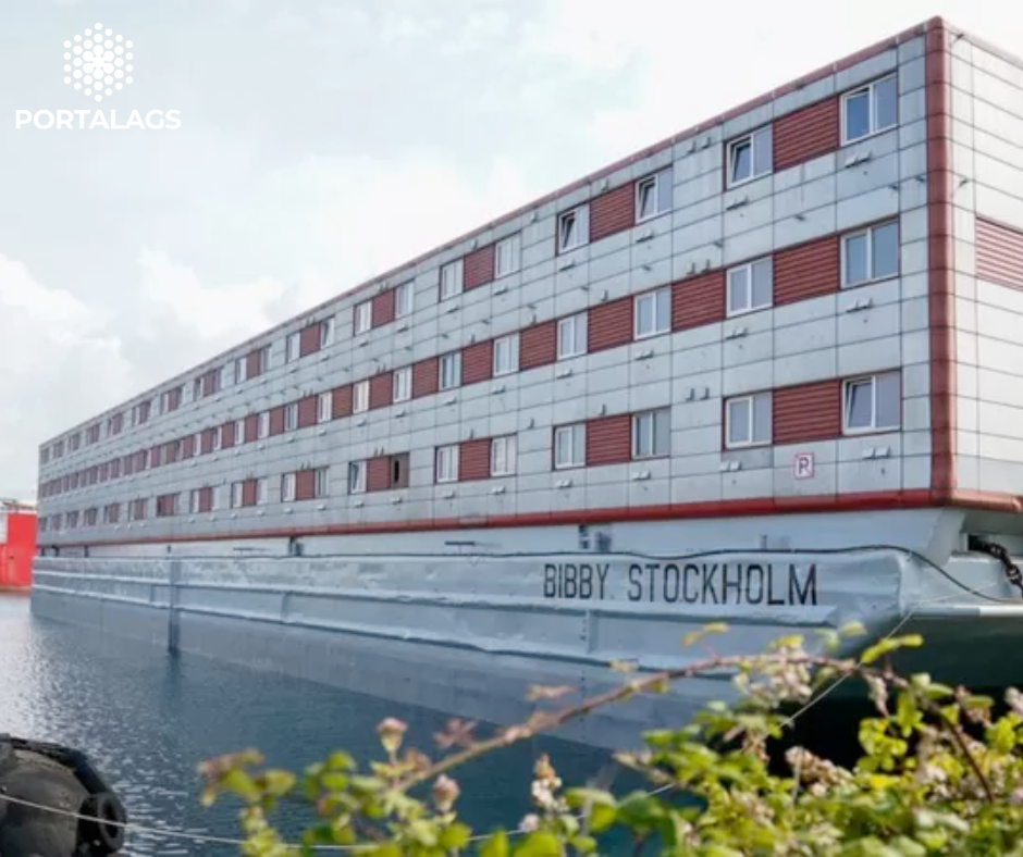 Reporteros describen la barcaza Bibby Stockholm, el alojamiento flotante para solicitantes de asilo en Reino Unido