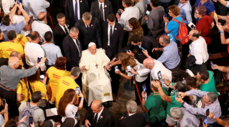 Papa Francisco llama a la reflexión ante las problemáticas mundiales en su visita a Portugal